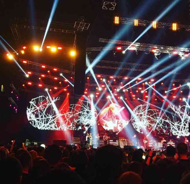Arena na nogama, 20.000 ljudi u glas peva s “Bijelim dugmetom” i trubačima! (foto/video)
