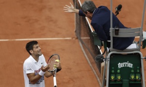 Argentinac mučio Novaka, sudija ga nervirao: Đoković posle pet setova u osmini finala Rolan Garosa! (FOTO, VIDEO)