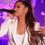 Ariana Grande pevala u venčanici, pa pala u sred emisije