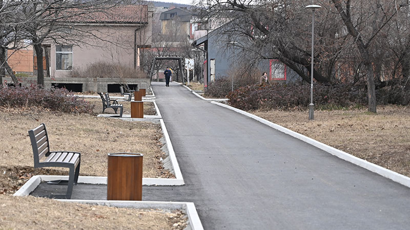 Asfaltirane pešačke staze u Gradskom parku, u planu izgradnja zone za kućne ljubimce i rekonstrukcija platoa Doma kulture