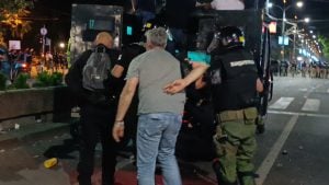 Asistent snimatelja N1 zadobio kontuziju ramena i nadlaktice prilikom intervencije policije