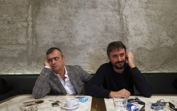 
					Asošiejted pres objavio tekst o glumcima braći Trifunović i njihovom doprinosu protestima u Srbiji 
					
									