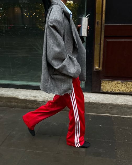 Athleisure estetika i modna nostagija za devedesetim vratile su nam crvenu adidas Firebird trenerku u fokus