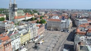 Atifašistička liga: 75 karanfila za žrtve holokausta na Trgu žrtava fašizma u Zagrebu