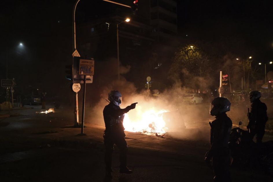 Atina: U neredima uhapšeno 10 osoba, policajac teže povređen