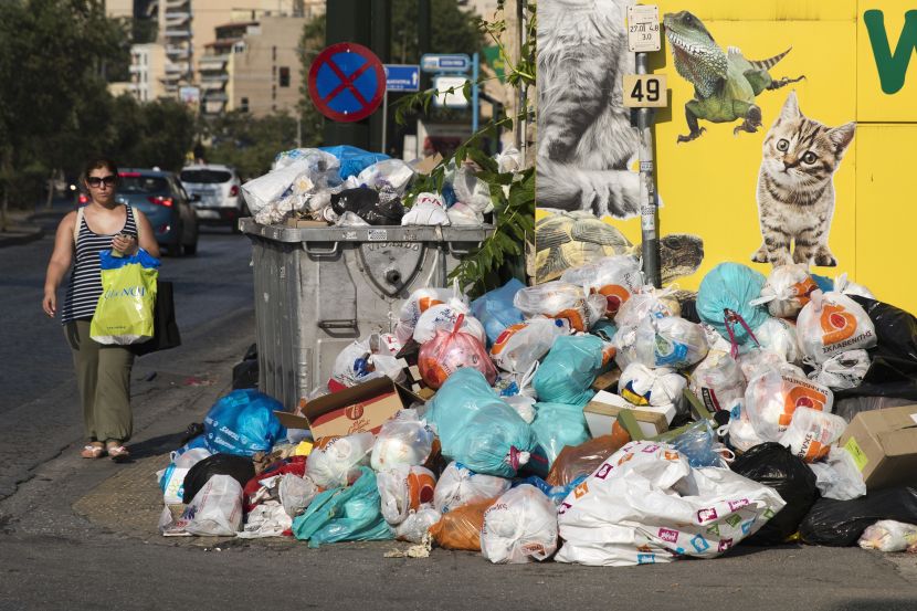 Atina zatrpana gomilama otpada čeka 42 stepena: Đubretari se sukobili sa policijom, preti opasnost od zaraza! (FOTO)