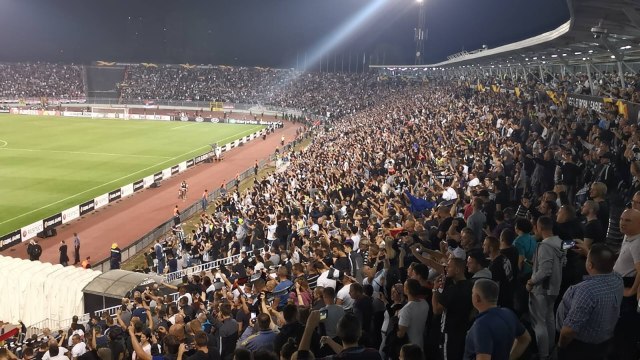 Atmosfera uoči utakmice Partizan – Mančester junajted VIDEO