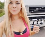 Atraktivna Šveđanka vozi kamion, upravlja bagerom, puca...