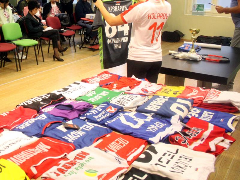 Aukcija dresova proslavljenih sportista za paketiće deci sa Kosova