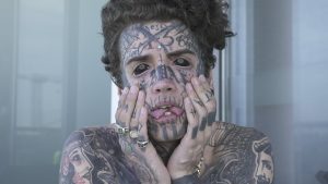 Australija: Policija traži tetoviranog manekena, a on joj se ruga