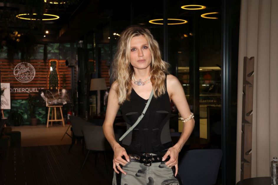 Autfit Nevene Božović izazvao podeljene reakcije: David Ćurčić iskreno o modnom promašaju na promociji Vesne Dedić
