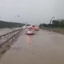 Auto-put kod Mihajlovca skroz poplavljen: Stravični snimci iz centralne Srbije - Automobili ne mogu da prođu (VIDEO)
