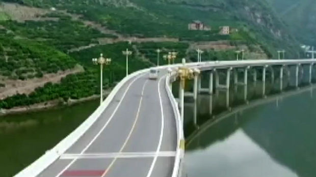 Auto-put u skladu s prirodom, nema mostova preko reke