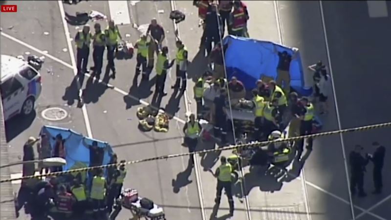 Auto uleteo u grupu pešaka u Melburnu, više povređenih