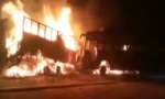 Autobus naleteo na kamion i zapalio se, poginulo 20 ljudi (VIDEO)