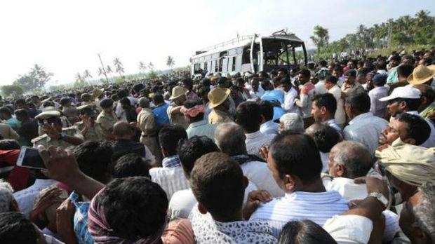 Autobus pun dece pao u kanal u Indiji, najmanje 25 žrtava