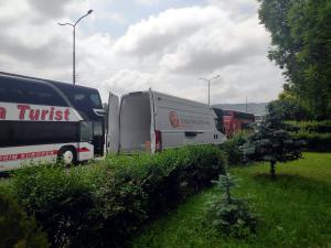 Autobusi sa Kosova u Nišu i vozači koji govore albanski - voze hranu za Beograd [video]