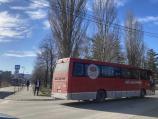 Autobusima iz Niša i sa juga Srbije naprednjaci organizovano krenuli u Merošinu na miting SNS-a