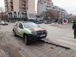 Autom oborio semafor u centru Leskovca, nema povređenih