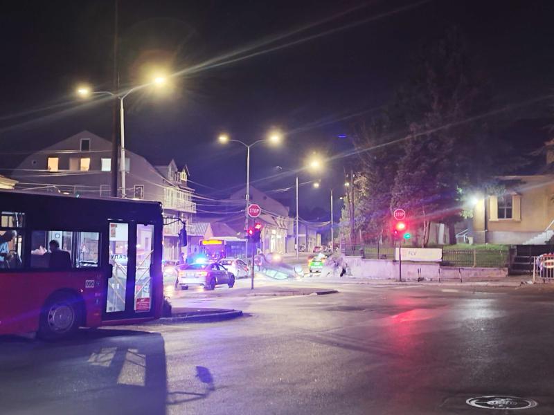 Autom udario u ogradu kod autobuske stanice u Nišu i prevrnuo se na krov
