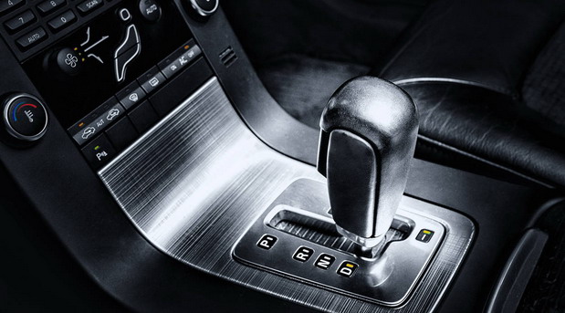 Automatski menjači: Da li je potrebno pre isključivanja automobila povući ručnu kočnicu?