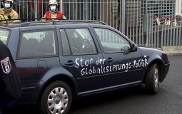 
					Automobil sa ispisanim porukama udario u kapiju kompleksa nemačke vlade 
					
									