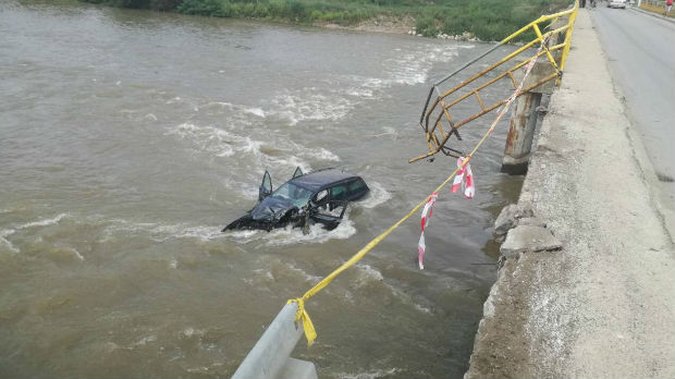 Automobil sleteo s mosta u Nišavu