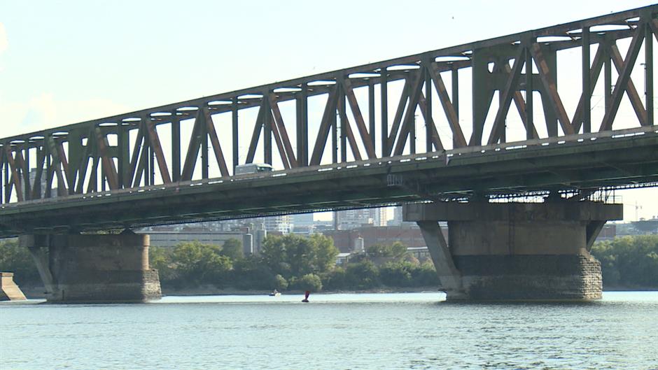 Automobil sleteo s Pančevačkog mosta, poginule dve osobe