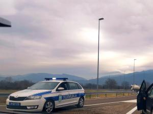 Automobil sleteo sa auto-puta kod Brestovca, poginula jedna osoba