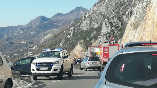 Automobil sleteo u provaliju na putu Cetinje–Budva