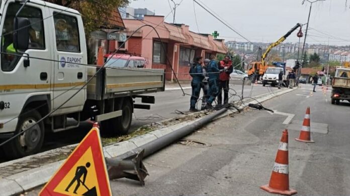 Automobil udario u semafor i javnu rasvetu na raskrsnici Sremske i Bulevara Zorana Đinđića u Nišu