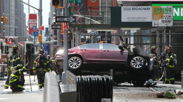 Automobil uleteo među pešake na Tajms skveru, jedan mrtav, 22 povređena