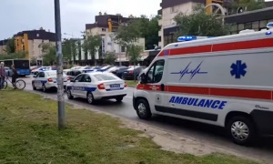 JEZIVA SAOBRAĆAJKA: Automobil završio na krovu, povređeni maturanti (VIDEO)