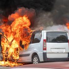 Automobili gore leti, a evo i zašto: Ovo su 2 glavna uzroka požara, zaštitite se što pre