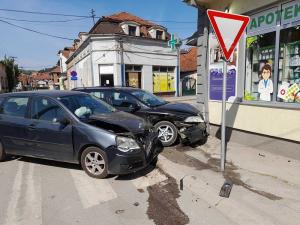 Automobili udarili u kuću u Leskovcu