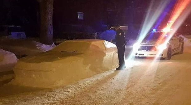 Automobilom od snega zavarali policiju