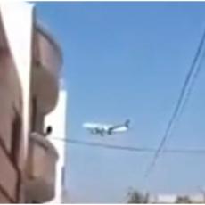 Avion leti tik iznad naselja, a potom BRZO PADA KA TLU: Poslednji snimak letelice pre KOBNOG SLETANJA (VIDEO)