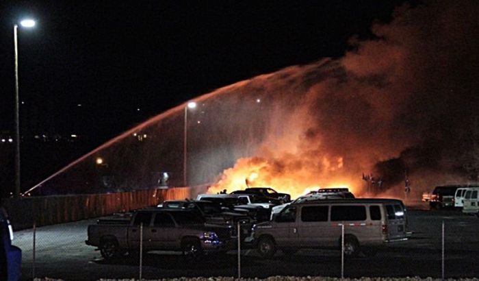 Avion pao na parking i zapalio automobile