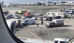 Iz aviona koji je stavljen u karantin u Njujorku 10 osoba smešteno u bolnicu