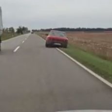 BAHATO - SKLONITE GA SA PUTA, UBIĆE NEKOG! Vozač iz Sombora prelazi u suprotnu traku i vozi po zelenoj površini (VIDEO)