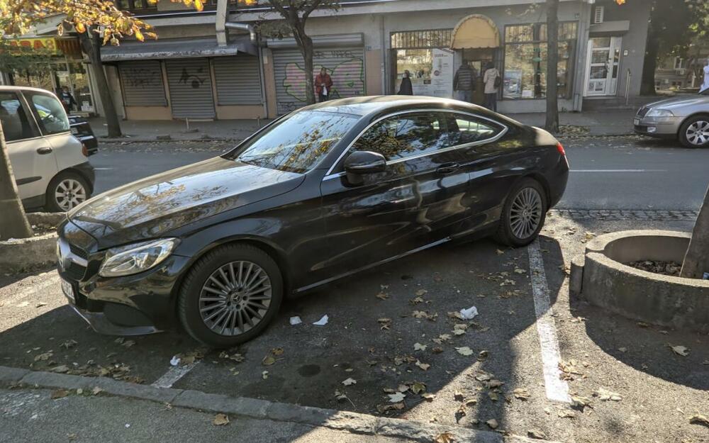 BAHATOST LEVEL PRO! Divljačina se parkirala preko dva parking mesta, I TO ISPRED DEČJE BOLNICE! Narod pobesneo (FOTO)