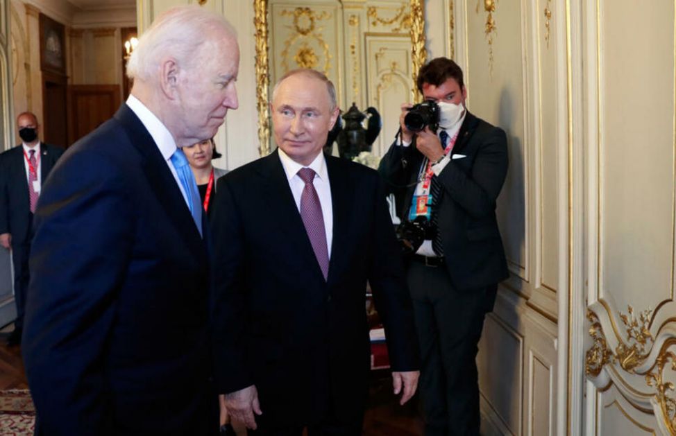 BAJDEN OPET IMAO PUŠKICE: Kralj gafova nije smeo pred Putinom da se pojavi bez pomoći FOTO, VIDEO