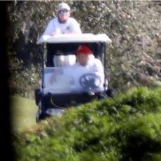BAJDEN SE HVATA ZA GLAVU ČISTEĆI ZA TRAMPOM: Za to vreme, Donald uživa bezbrižno igrajući golf, laganica! (FOTO)
