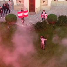 BAKLJADA U PORTI CRKVE: Snimak koji obilazi Srbiju je neke RAZBESNEO a druge ODUŠEVIO (VIDEO)