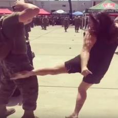 BAM: S*ksepilna devojka je testirala SPREMNOST vojnika, PREBLEDELI su od njenog udarca (FOTO/VIDEO)