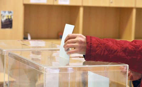 OTVORENO BIRAČKO MESTO U BANJALUCI: Građani predsednika Srbije mogu da biraju u KONZULATU