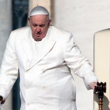 BAŠ SE UGOJIO! Papa Franja primljen u bolnicu, samo se ređaju zdravstveni problemi! DIVERTIKULITIS jedan od njih!