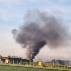 BATAJNICOM KULJA CRNI DIM, GRAĐANI UZNEMIRENI: Požar lokalizuju DVE vatrogasne ekipe 