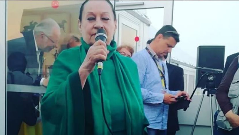 BATO, BEKIME… ČUJETE LI? Olivera Katarina otpevala pesmu “Đelem, Đelem” na “Kanskom festivalu” i posvetila je pokojnim kolegama! (VIDEO)
