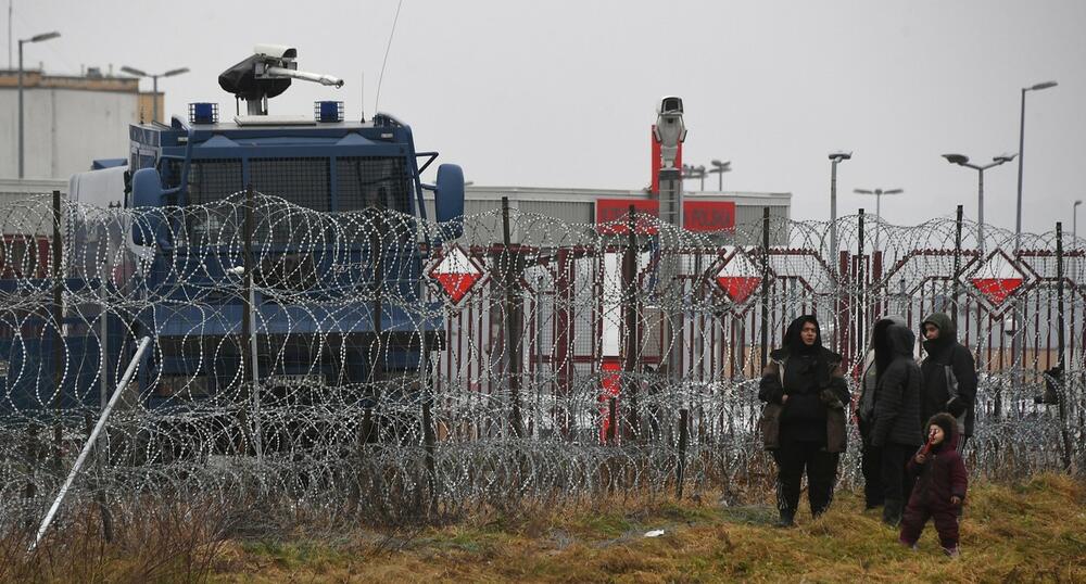 BAUK, BAUK MIGRANATA KRUŽI BALTIKOM Estonci vežbaju postavljanje žičane ograde na granici sa Rusijom: Situacija je opasna i napeta